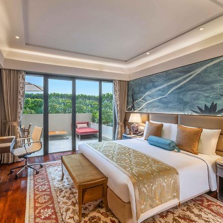 เดอะ ลีลา เดลี แอมเบียนซ์ คอนเวนชั่น โฮเต็ล Hotel นิวเดลี ภายนอก รูปภาพ A bedroom at the hotel