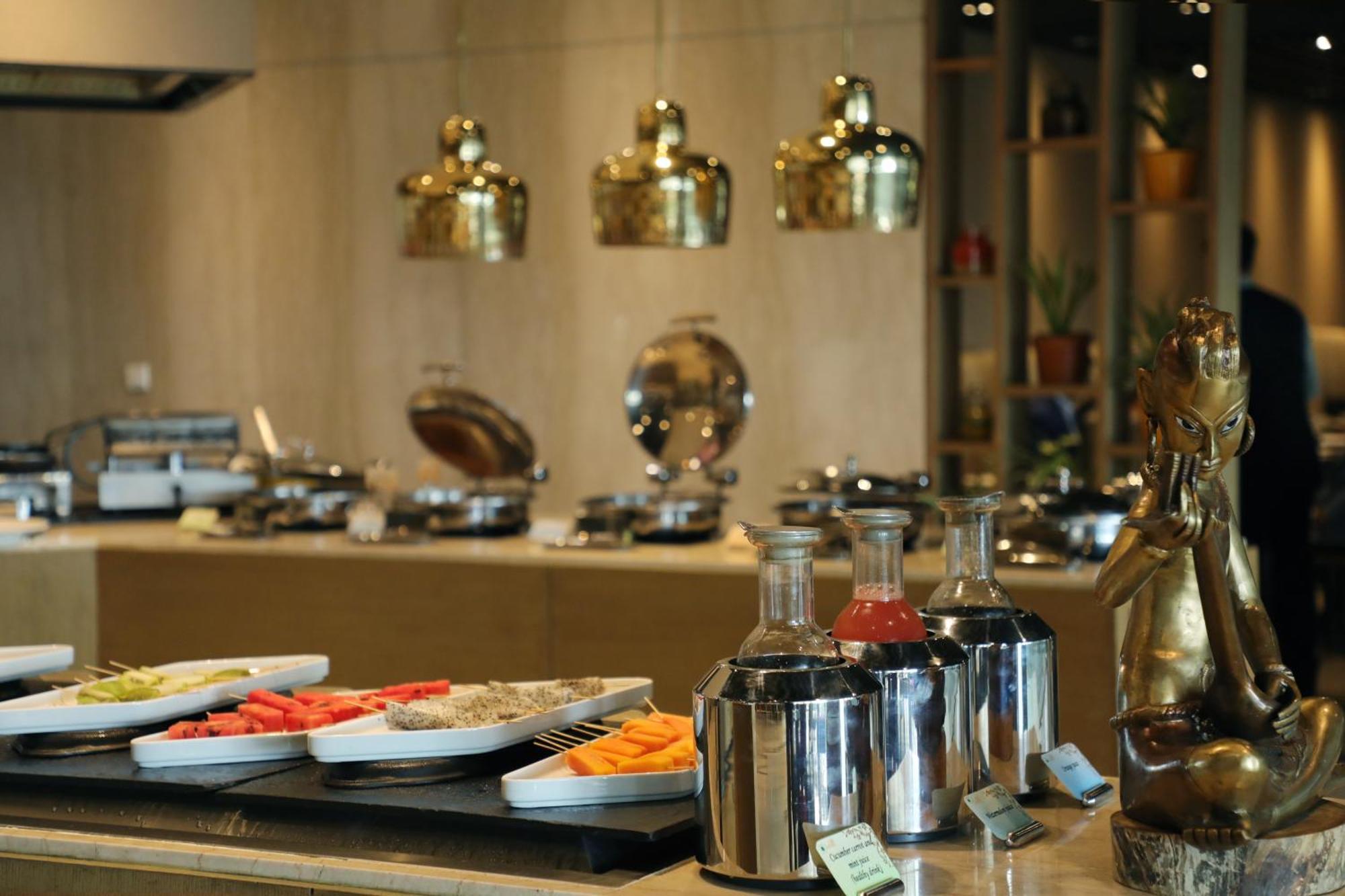 เดอะ ลีลา เดลี แอมเบียนซ์ คอนเวนชั่น โฮเต็ล Hotel นิวเดลี ภายนอก รูปภาพ A buffet at a hotel