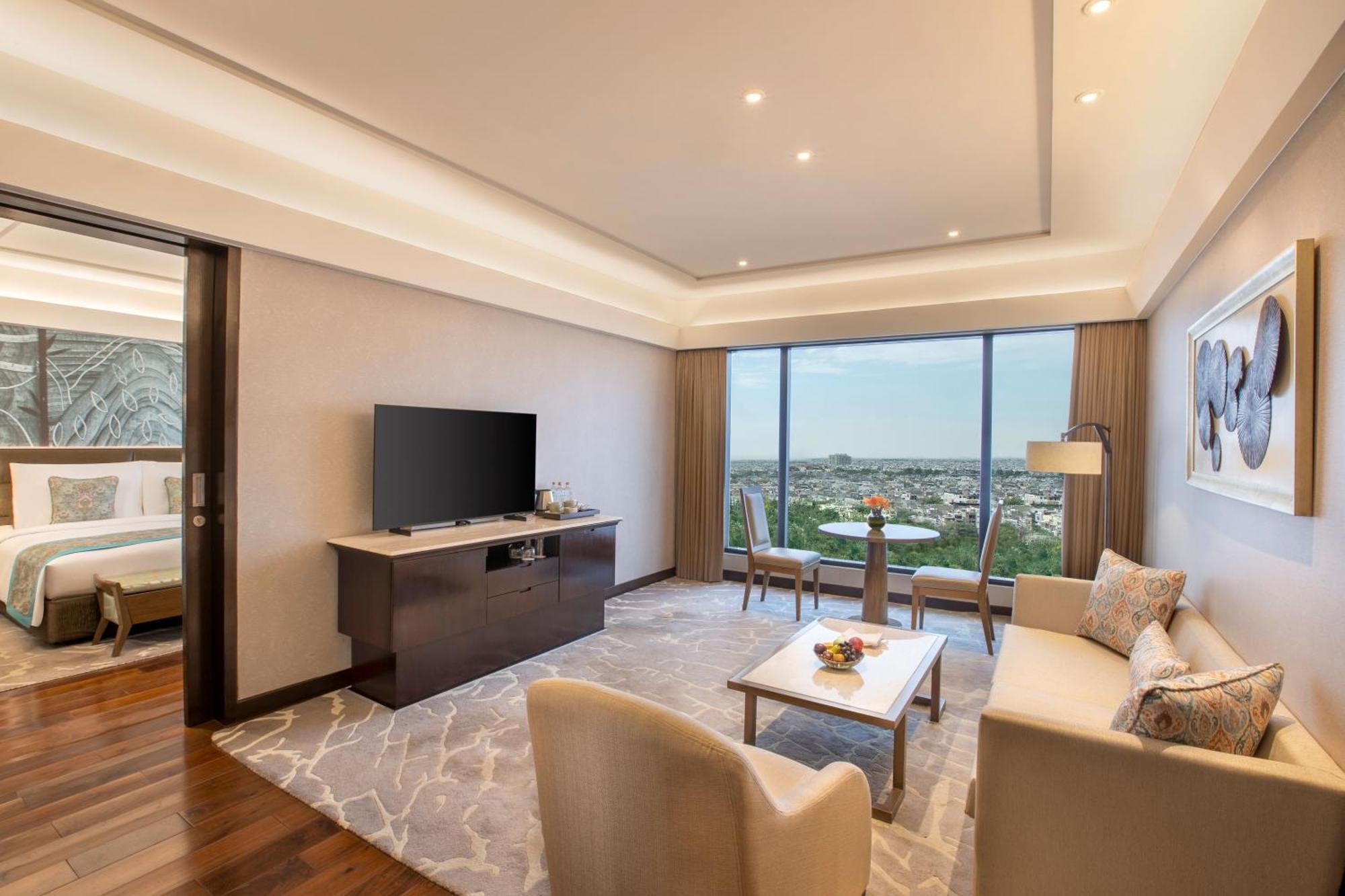 เดอะ ลีลา เดลี แอมเบียนซ์ คอนเวนชั่น โฮเต็ล Hotel นิวเดลี ภายนอก รูปภาพ