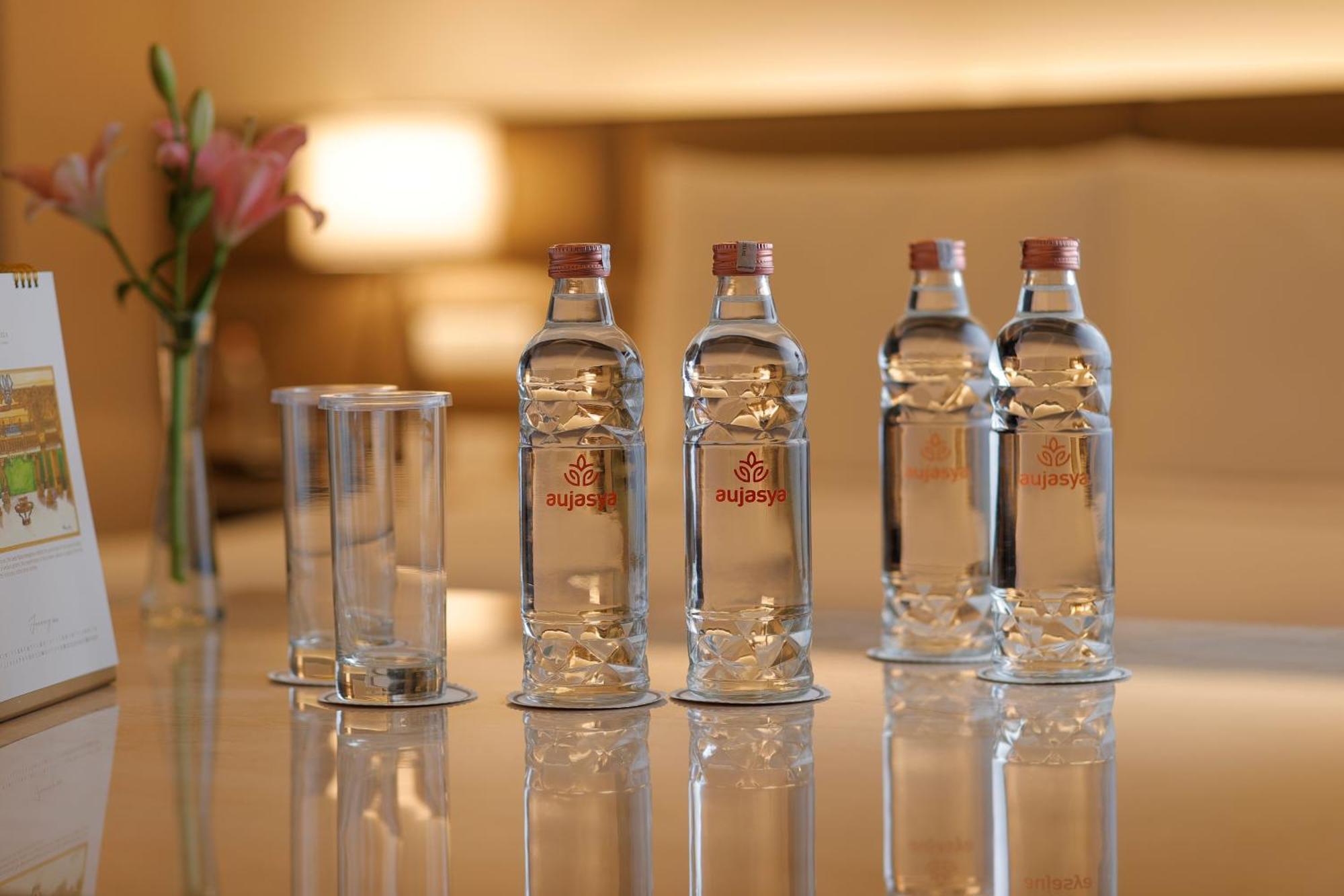 เดอะ ลีลา เดลี แอมเบียนซ์ คอนเวนชั่น โฮเต็ล Hotel นิวเดลี ภายนอก รูปภาพ Bottled water