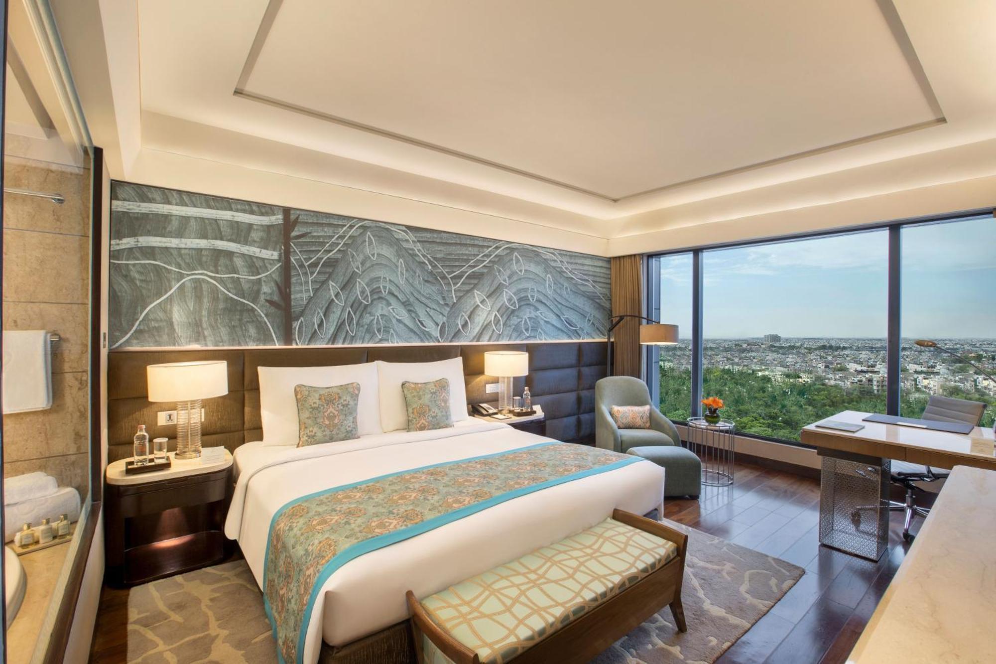 เดอะ ลีลา เดลี แอมเบียนซ์ คอนเวนชั่น โฮเต็ล Hotel นิวเดลี ภายนอก รูปภาพ A room at the Taj Mahal Palace
