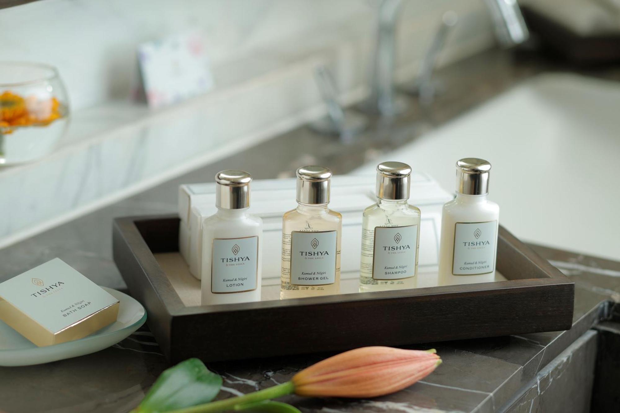 เดอะ ลีลา เดลี แอมเบียนซ์ คอนเวนชั่น โฮเต็ล Hotel นิวเดลี ภายนอก รูปภาพ A selection of toiletries by ESPA