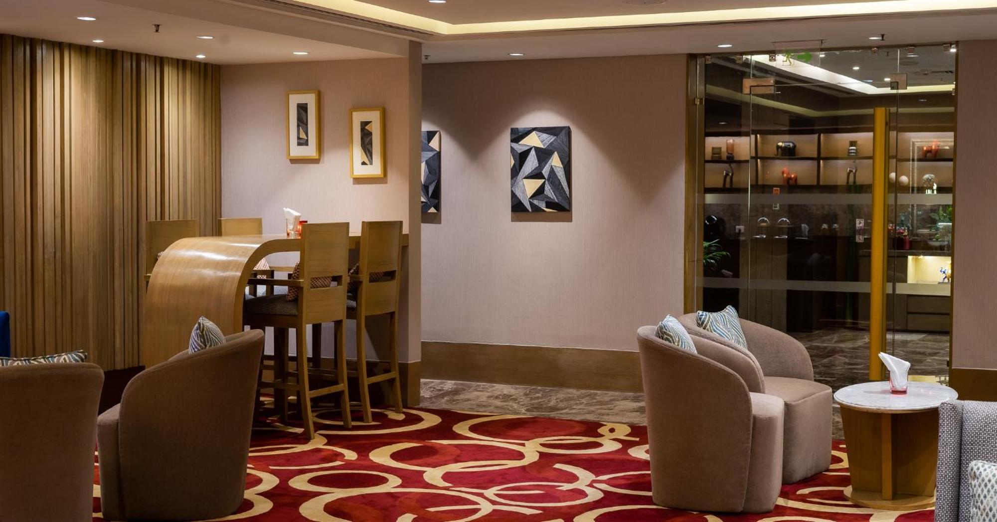 เดอะ ลีลา เดลี แอมเบียนซ์ คอนเวนชั่น โฮเต็ล Hotel นิวเดลี ภายนอก รูปภาพ The interior of the lounge