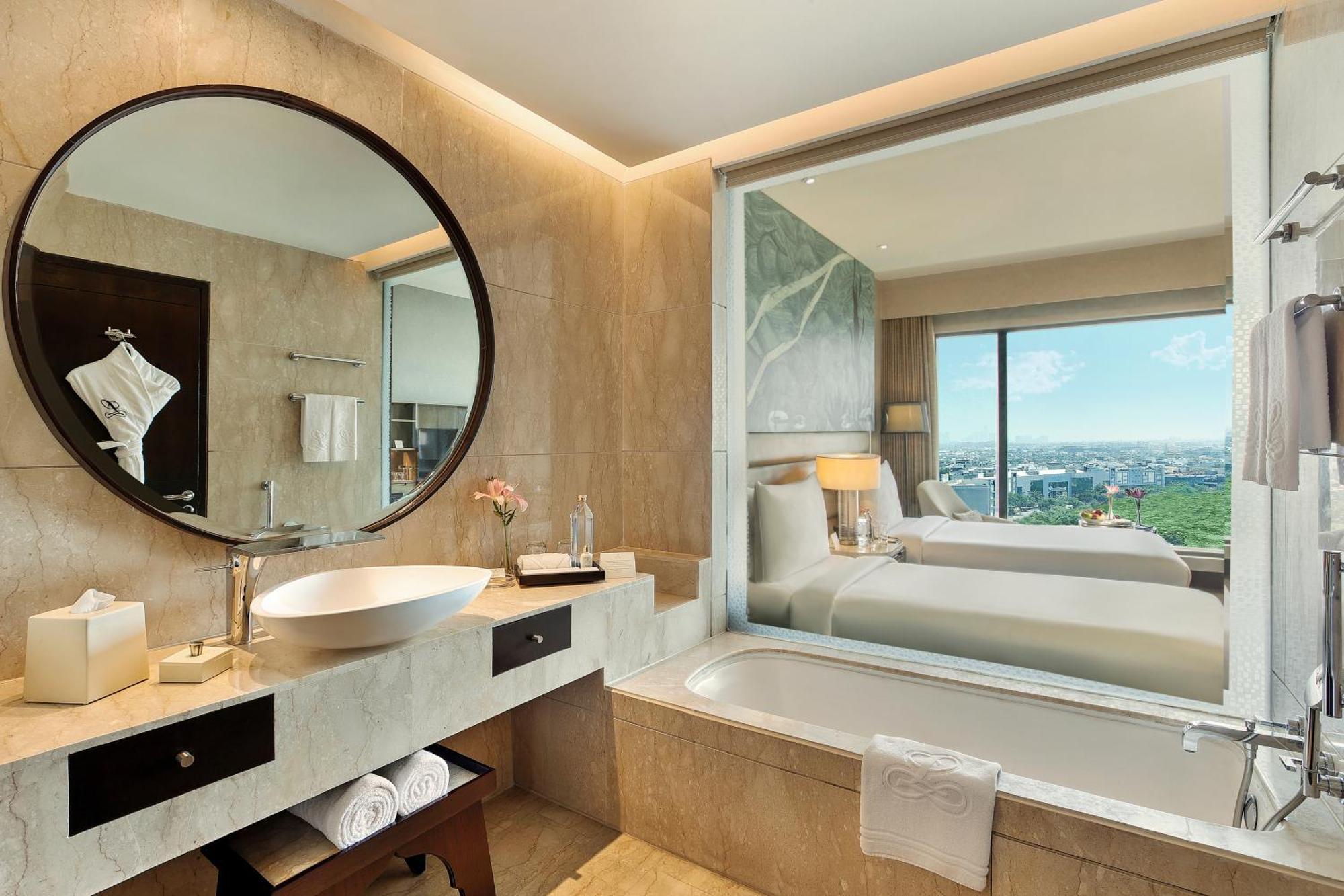 เดอะ ลีลา เดลี แอมเบียนซ์ คอนเวนชั่น โฮเต็ล Hotel นิวเดลี ภายนอก รูปภาพ Bathroom