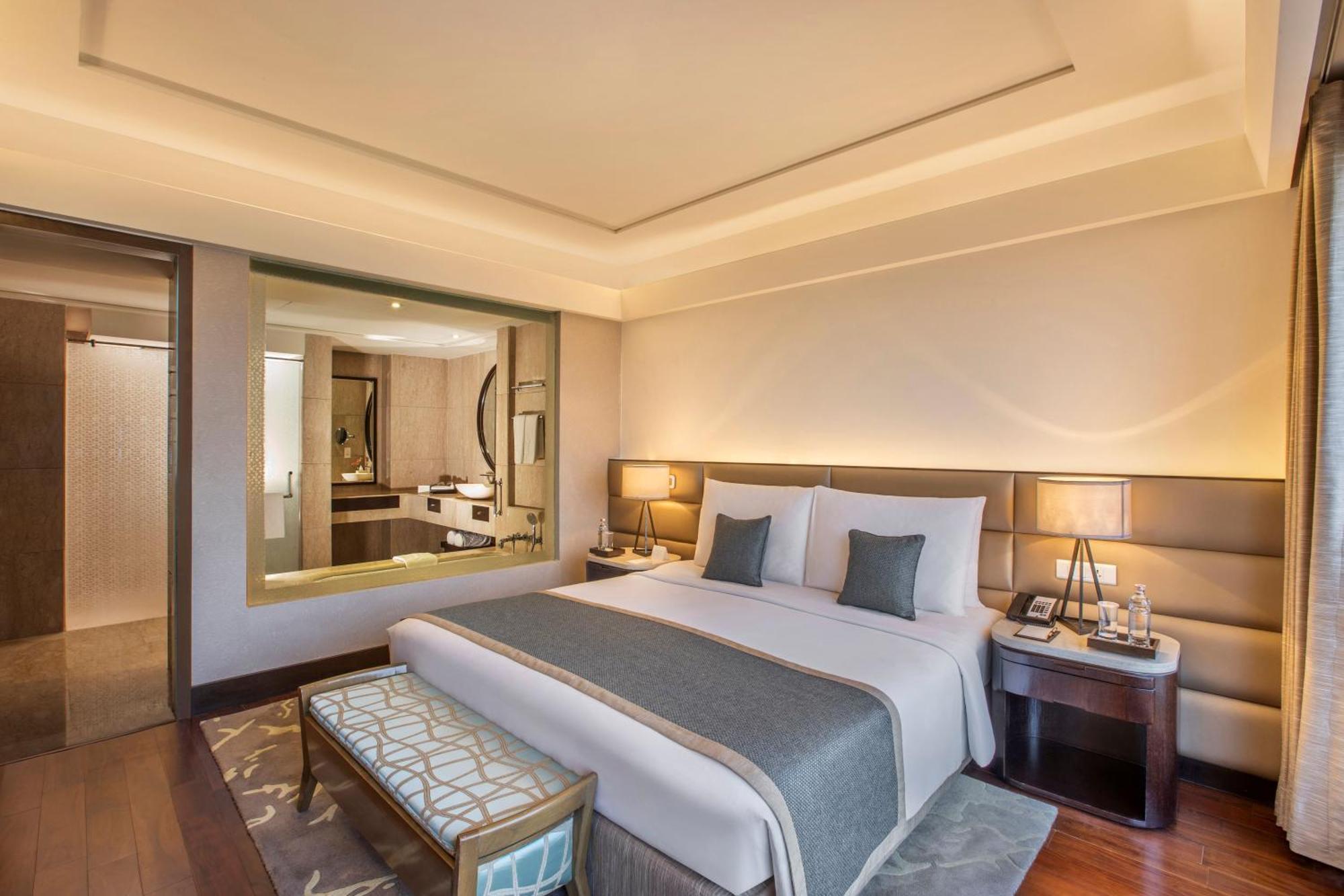 เดอะ ลีลา เดลี แอมเบียนซ์ คอนเวนชั่น โฮเต็ล Hotel นิวเดลี ภายนอก รูปภาพ A bedroom at the Taj Mahal Palace