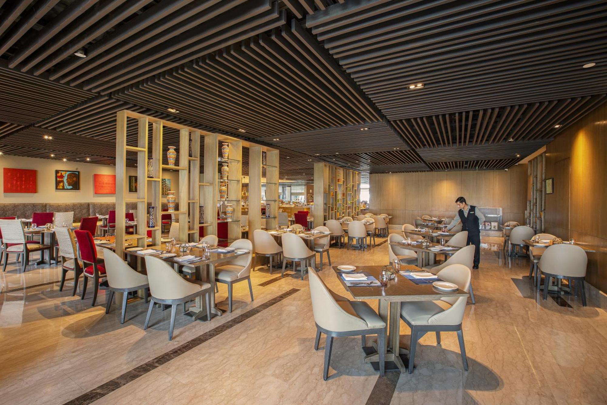 เดอะ ลีลา เดลี แอมเบียนซ์ คอนเวนชั่น โฮเต็ล Hotel นิวเดลี ภายนอก รูปภาพ The restaurant