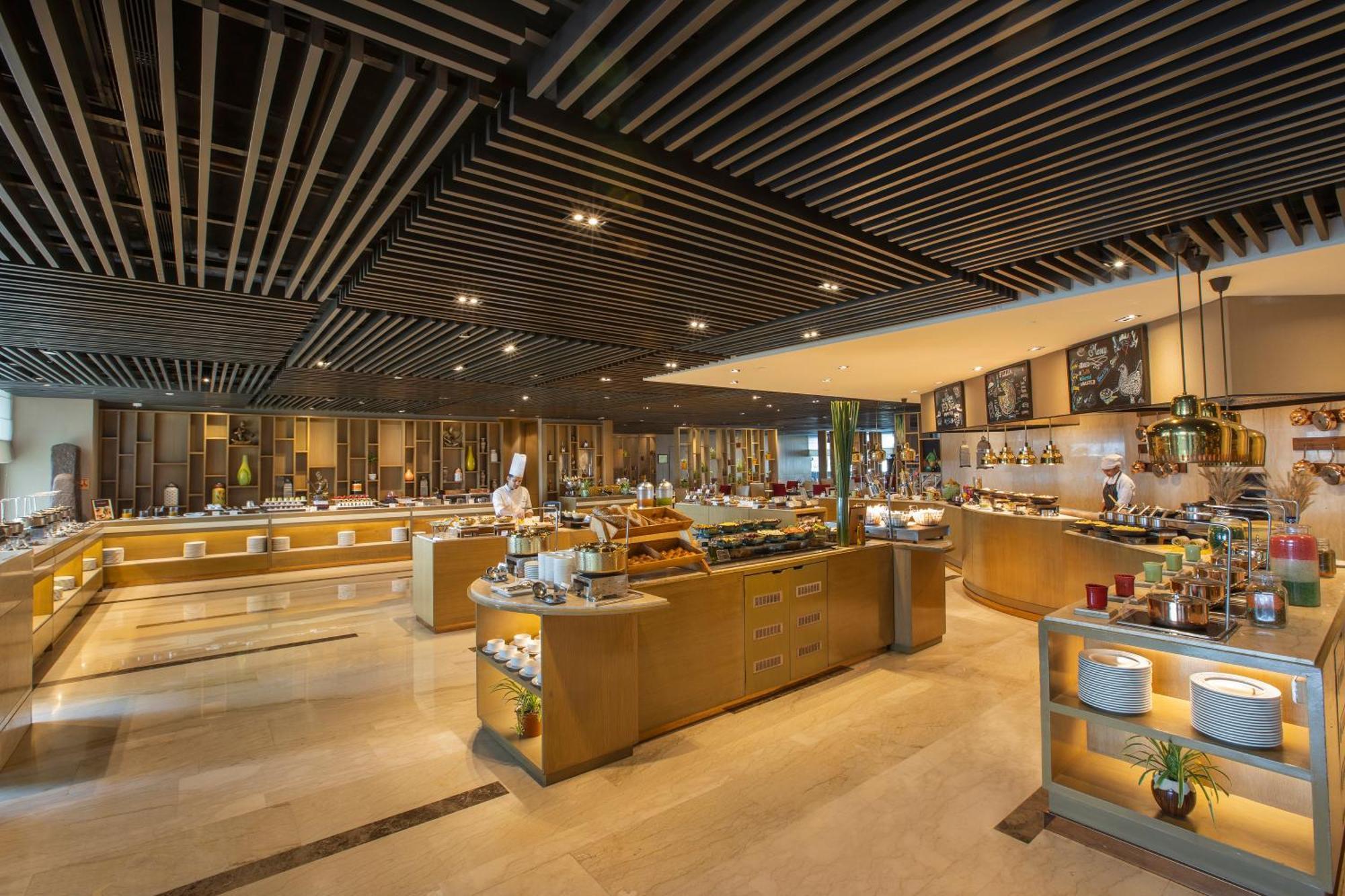 เดอะ ลีลา เดลี แอมเบียนซ์ คอนเวนชั่น โฮเต็ล Hotel นิวเดลี ภายนอก รูปภาพ The buffet at the hotel