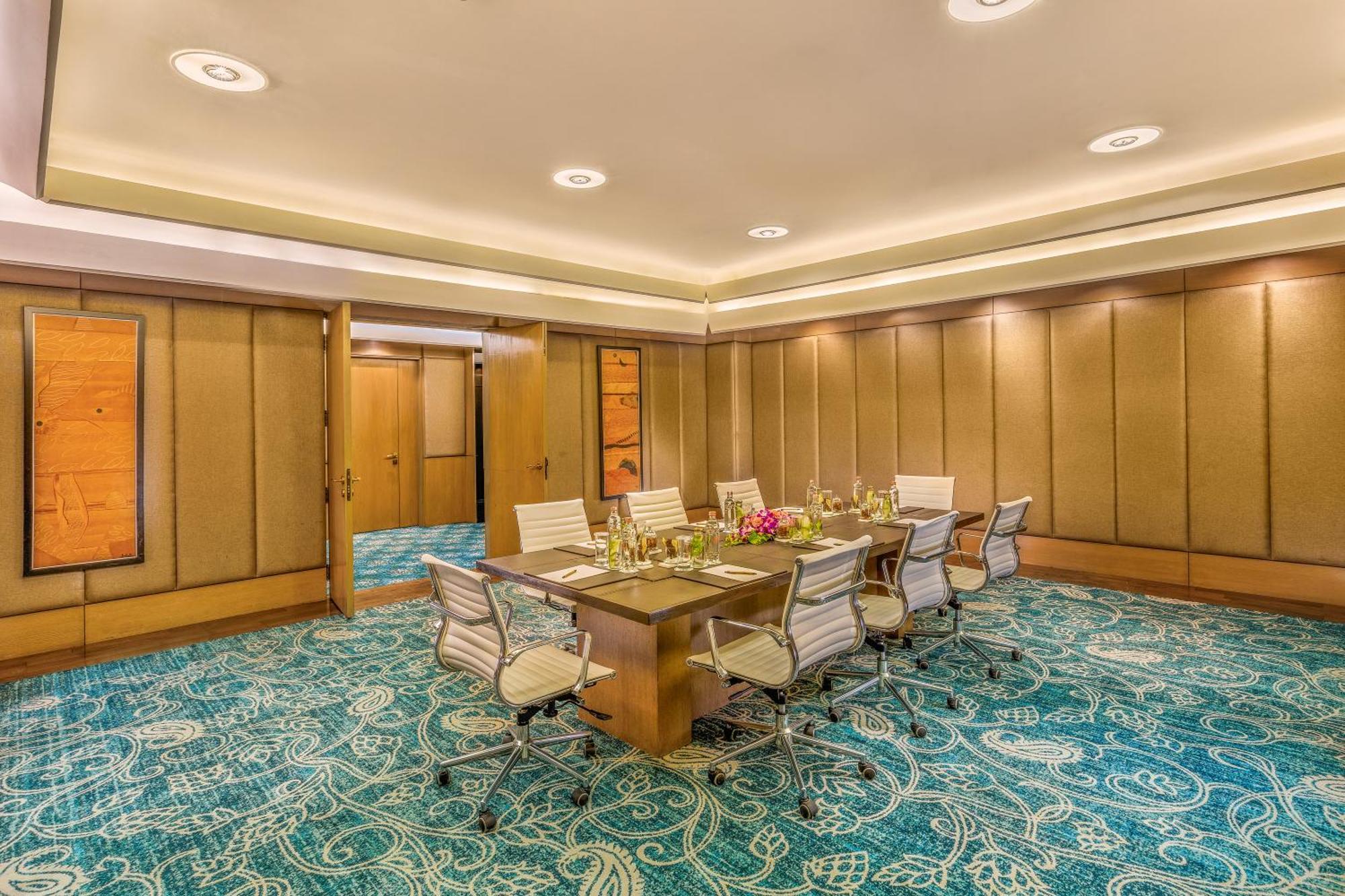 เดอะ ลีลา เดลี แอมเบียนซ์ คอนเวนชั่น โฮเต็ล Hotel นิวเดลี ภายนอก รูปภาพ Meeting room at the hotel