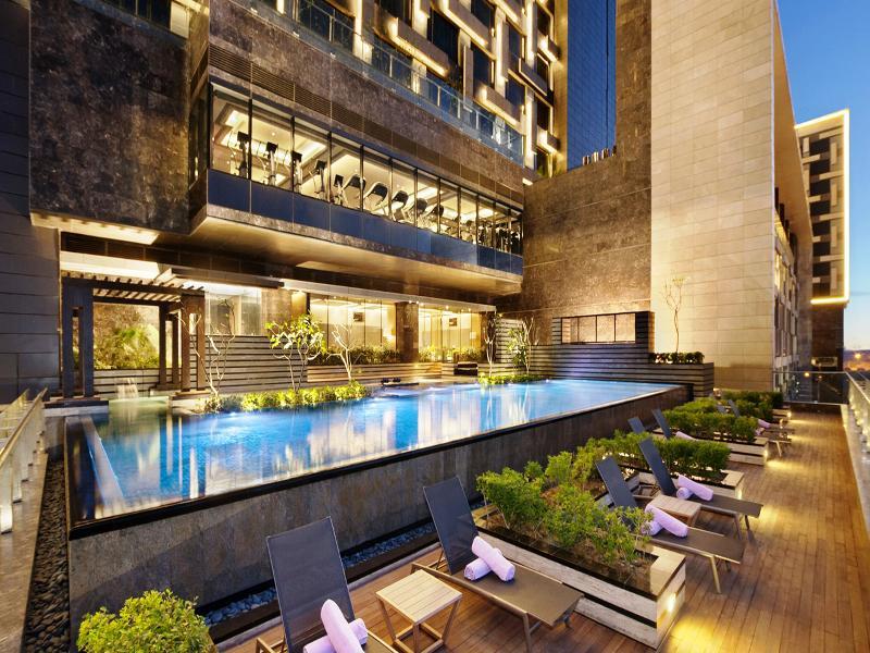 เดอะ ลีลา เดลี แอมเบียนซ์ คอนเวนชั่น โฮเต็ล Hotel นิวเดลี ภายนอก รูปภาพ The swimming pool at the hotel