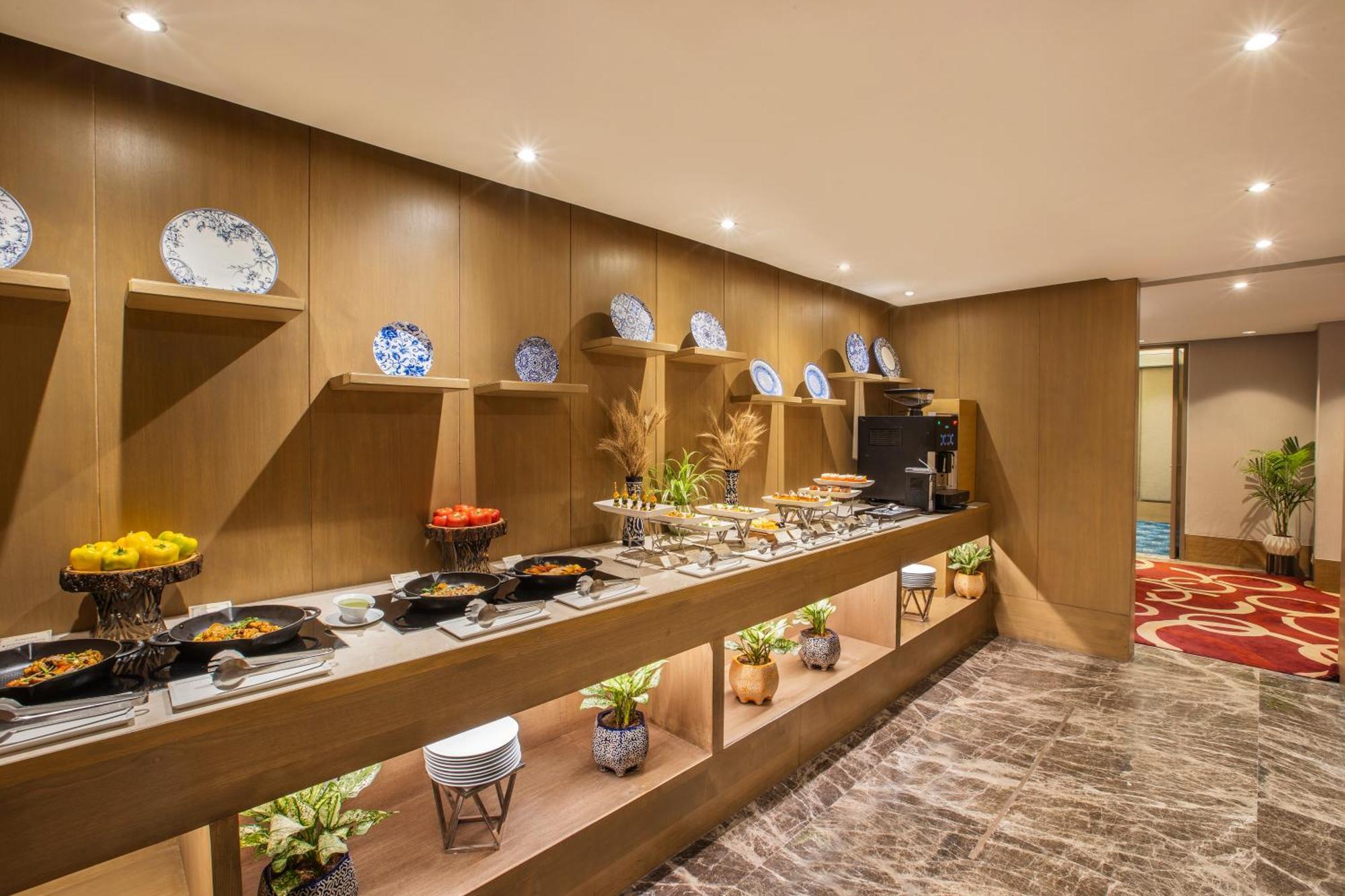 เดอะ ลีลา เดลี แอมเบียนซ์ คอนเวนชั่น โฮเต็ล Hotel นิวเดลี ภายนอก รูปภาพ The Club Lounge at the hotel