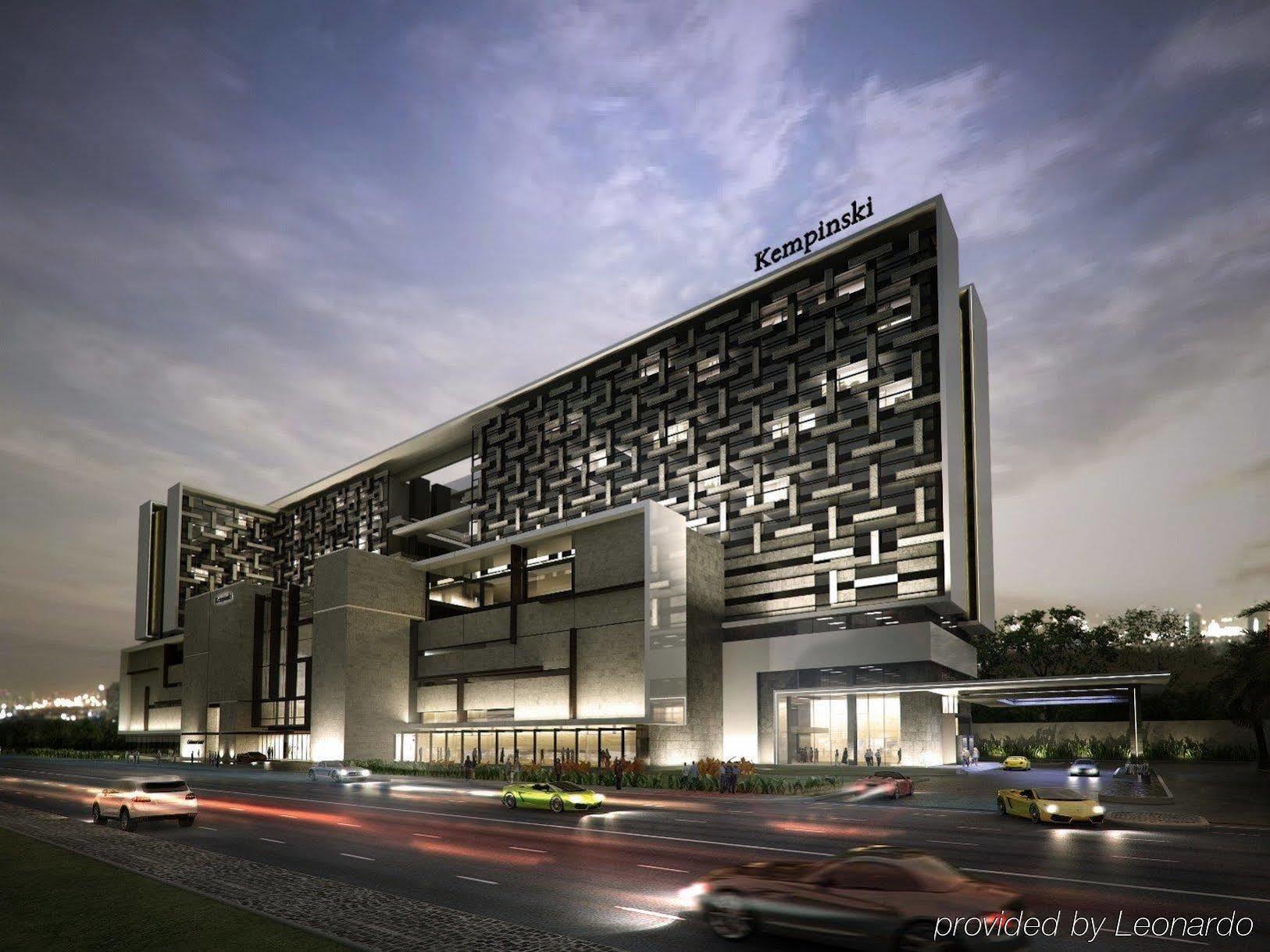 เดอะ ลีลา เดลี แอมเบียนซ์ คอนเวนชั่น โฮเต็ล Hotel นิวเดลี ภายนอก รูปภาพ The hotel in 2012