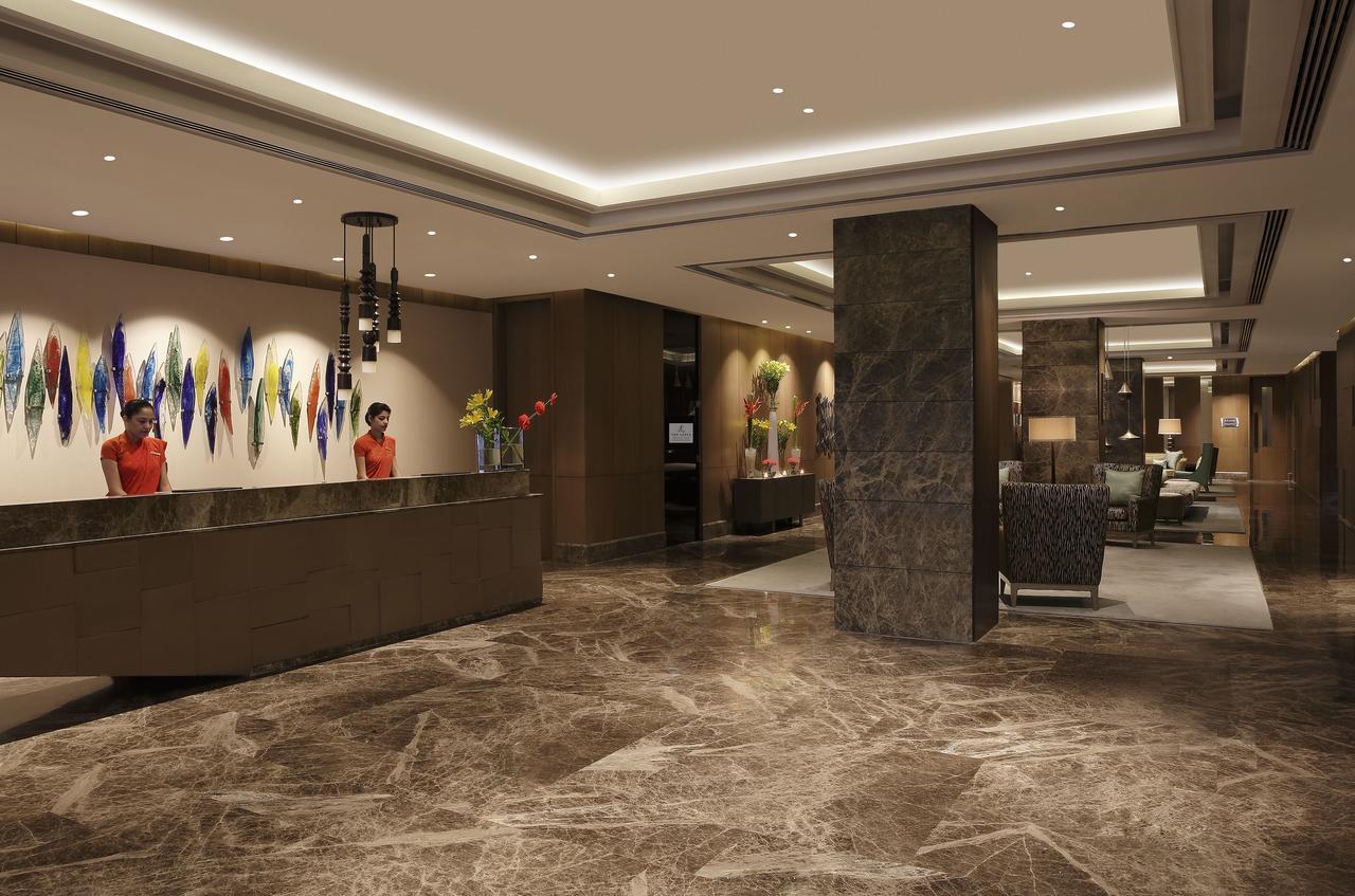 เดอะ ลีลา เดลี แอมเบียนซ์ คอนเวนชั่น โฮเต็ล Hotel นิวเดลี ภายนอก รูปภาพ The lobby of the hotel