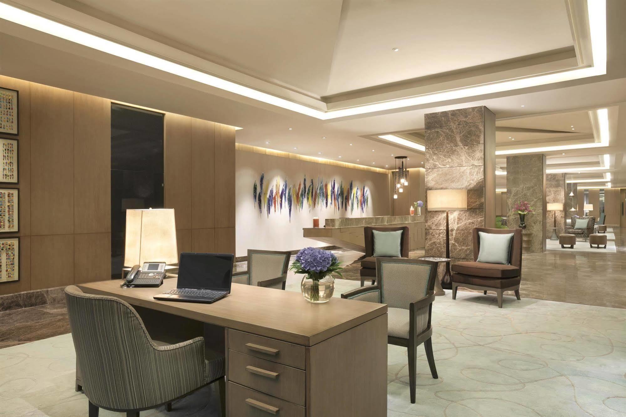 เดอะ ลีลา เดลี แอมเบียนซ์ คอนเวนชั่น โฮเต็ล Hotel นิวเดลี ภายนอก รูปภาพ The Concierge